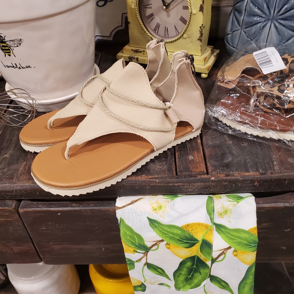 Boutique sandals - Picture 2 of 3